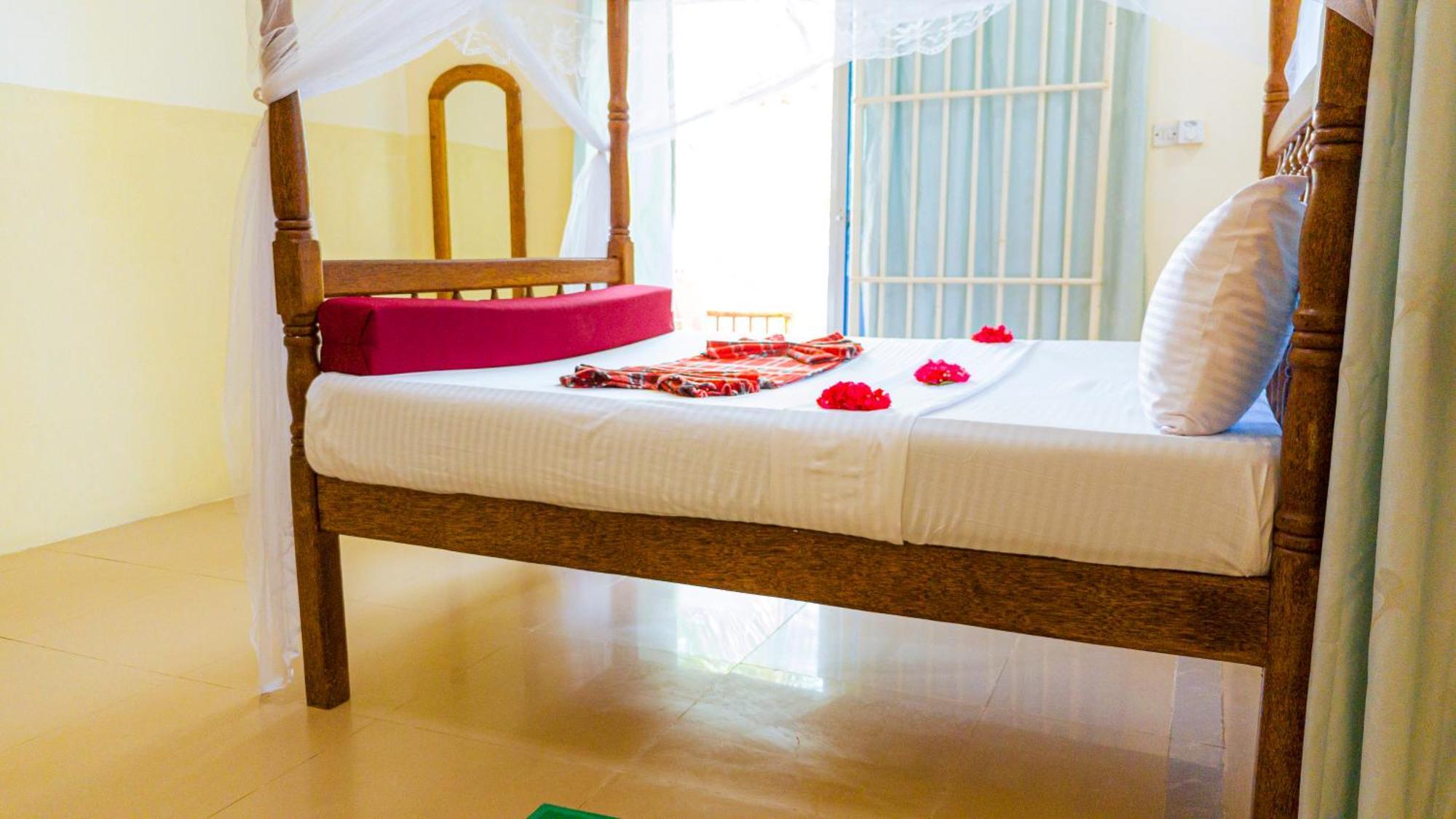 Sands Inn Hotel Pwani Mchangani Kültér fotó
